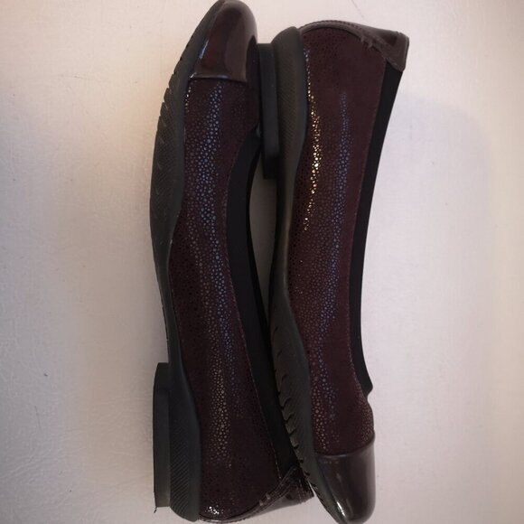 Clarks Artisan Ladies Burgundy Size 5.5 Memory Foam Footbed Flats - Picture 4 of 8